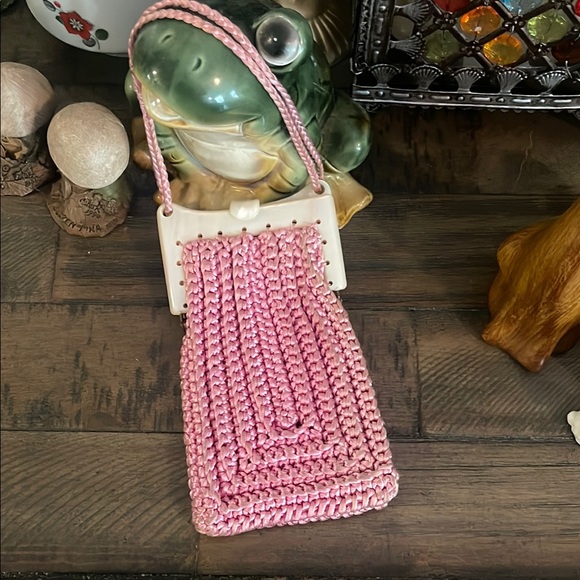Marilyn Pivnick Handbags - 1950’s Marilyn Pivnick Pink Hand Crocheted Bakelite Frame Small Purse